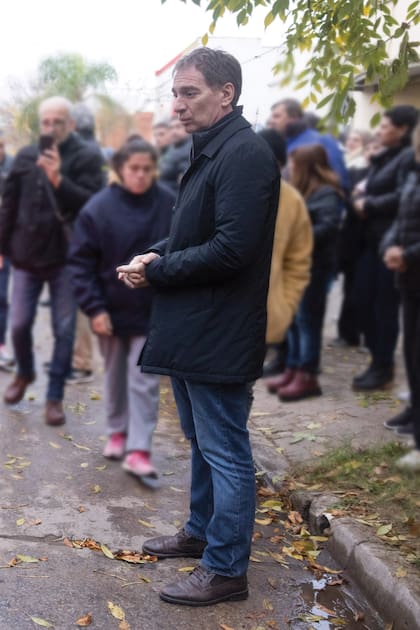 El diputado Diego Santilli, amigo del ex piloto, llegó entrada la tarde y estuvo presente en las instancias finales del velorio, que se extendió desde las 13 a las 18.