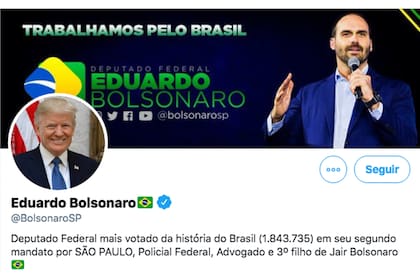 El diputado Eduardo Bolsonaro mostró así su apoyo a Donald Trump luego de que Twitter le suspendiera la cuenta al mandatario por "incitar a la violencia" tras la invasión al Capitolio de sus simpatizantes
