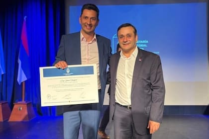 El diputado electo Oscar Herrera Ahuad se abraza con Adrián Nuñez, armador de LLA y hombre de Lule Menem en Misiones