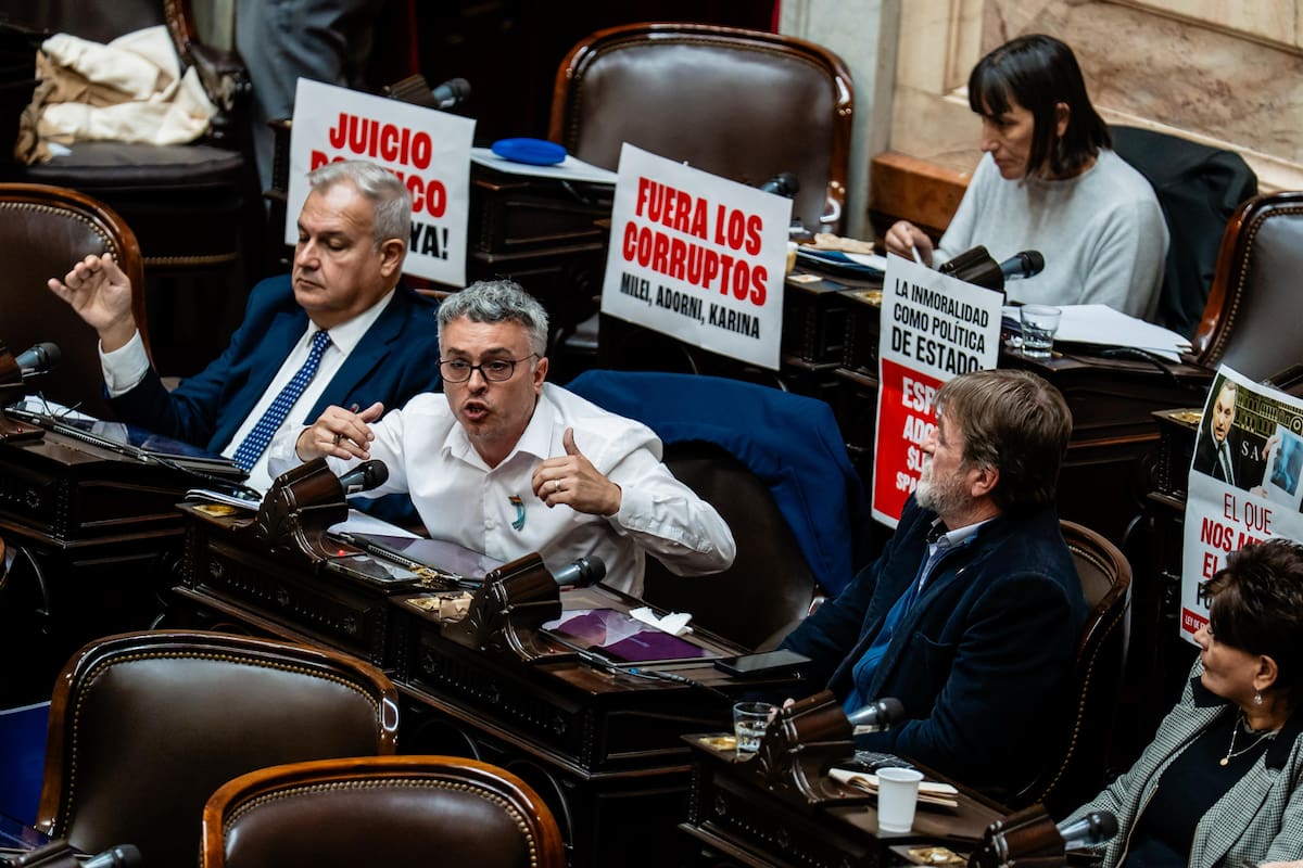 El diputado Esteban Paulón en la presentación del informe de gestión de Manuel Adorni