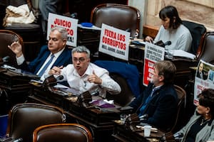 El diputado Esteban Paulón en la presentación del informe de gestión de Manuel Adorni