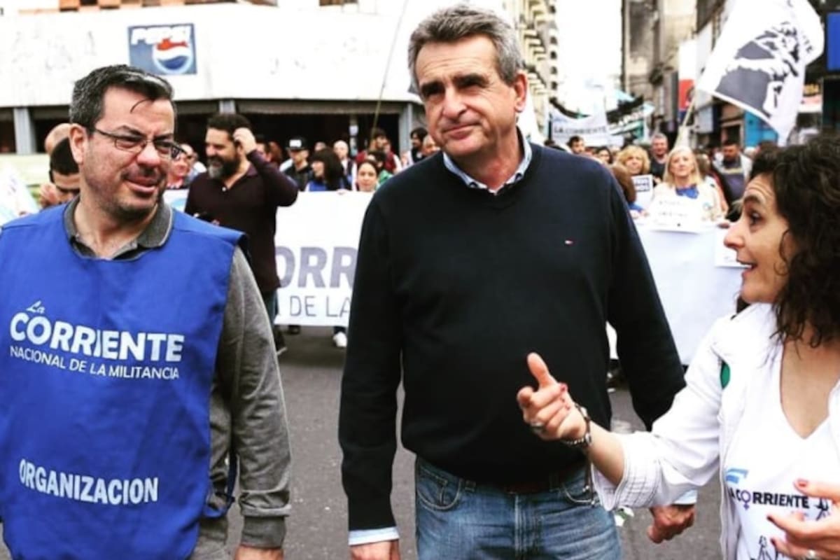 El diputado Germán Martínez junto a Agustín Rossi, su jefe político, y a la concejal rosarina Norma López.