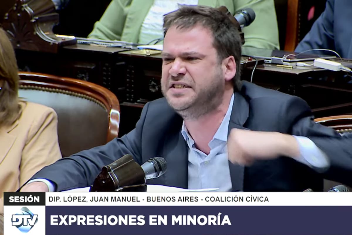 El diputado Juan Manuel López durante su discurso por la falta de quorum para trata "ficha limpia"