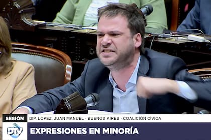 El diputado Juan Manuel López durante su discurso por la falta de quorum para trata "ficha limpia"