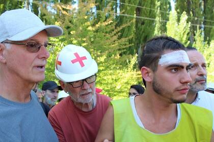 El diputado kirchnerista Daniel Gollan atendió a un manifestante herido en Lago Escondido