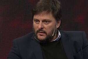 El diputado Leandro Santoro cruzo al exministro Martín Guzmán tras su salida del Ministerio de Economía