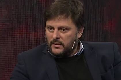 El diputado Leandro Santoro cruzo al exministro Martín Guzmán tras su salida del Ministerio de Economía