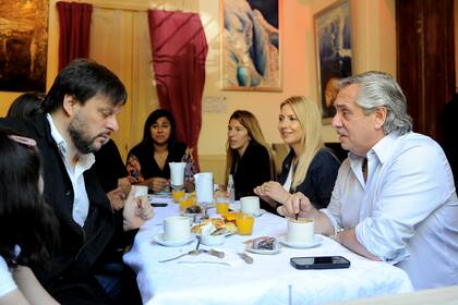 El diputado Leandro Santoro, uno de los firmantes del proyecto de resolución sobre el caso de violencia de género, y Alberto Fernández; detrás, Fabiola Yañez