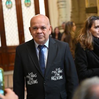El diputado Leiva fue a la Cámara de Diputados con un saco que tenía la inscripción "Las Malvinas son argentinas"