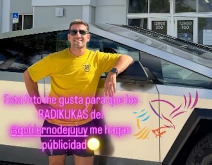 El diputado libertario Manuel Quintar, junto a su camioneta eléctrica Tesla y el mensaje que posteó en sus redes