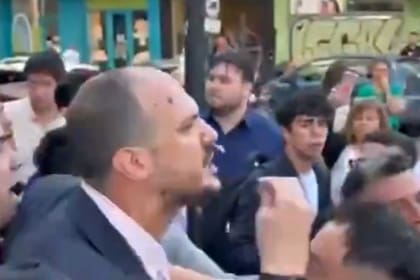 El diputado libertario Santiago Santurio en medio del enfrentamiento. Foto: captura