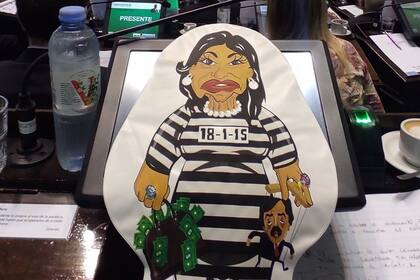 El diputado Luciano Bugallo (Coalición Cívica) llevó un inflable con la imagen de Cristina Kirchner que desató críticas de los legisladores oficialistas