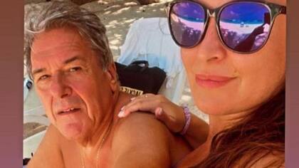 El diputado Luis Rubeo y su pareja en el Kuramathi Resort de las Maldivas.