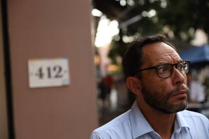 El diputado Maximiliano Ferraro llega a la reunión en la calle Balcarce