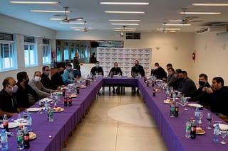 El insólito detalle que se escapó en una foto de jóvenes sindicalistas
