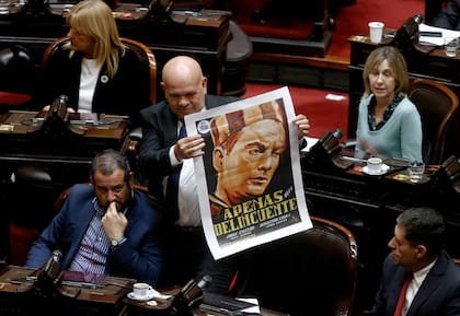 El diputado opositor Leiva desafió a Adorni cuando el jefe de Gabinete asistió al Congreso