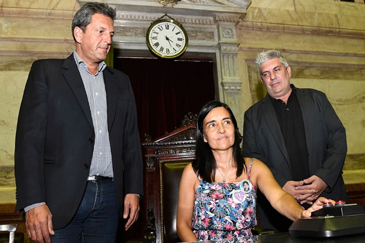 El diputado Sergio Massa y los familiares de víctimas de delitos Viviam Perrone y Matías Bagnato se reunieron en el Congreso el martes