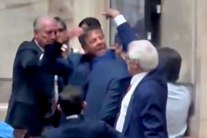 El diputado Zago durante el incidente dentro del Congreso