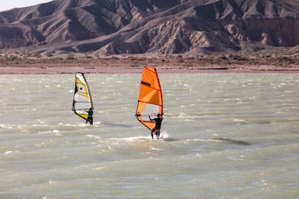 El Dique Cuesta del Viento, en el pueblo de Rodeo, departamento de Iglesia, es una de las capitales mundiales del windsurf.