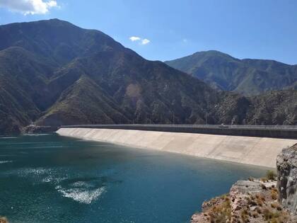 El Dique Potrerillos, en todo su esplendor. Una megaobra iniciada a fines de los 90, inaugurada por De la Rua en 2001 y llenada en su totalidad en 2003.