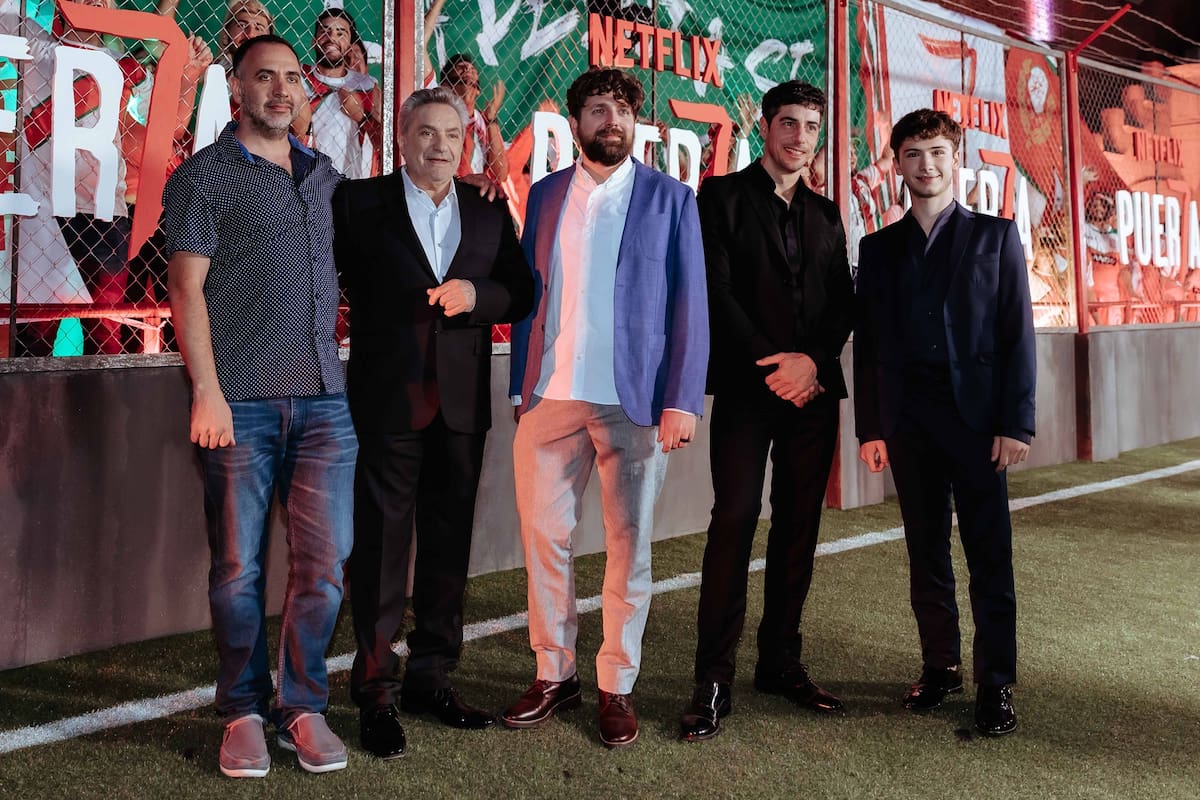 El director Adrián Israel Caetano y el creador de la serie, Martín Zimmerman (en el centro de la foto), junto a parte del elenco de Puerta 7