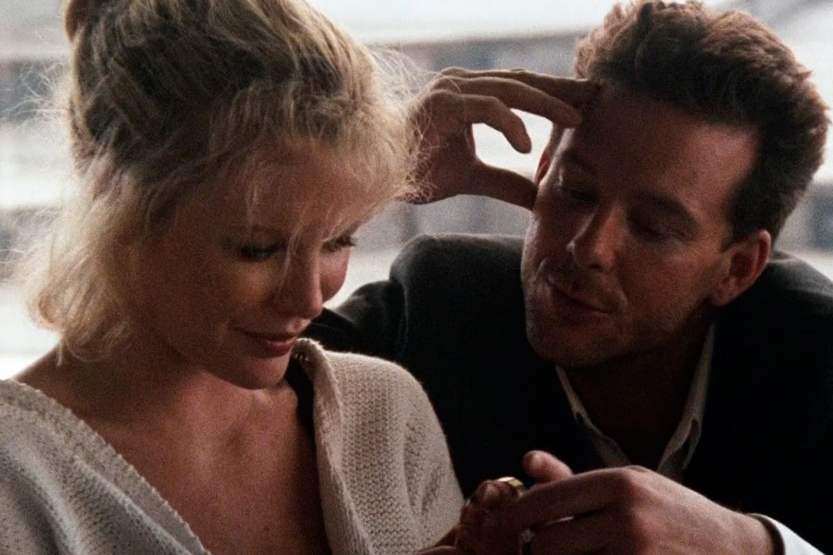 El director Adrian Lyne, con la complicidad de la estrella Mickey Rourke, maltrató a la entonces debutante actriz para que pudiera hacer "más verosímil" a su personaje en pantalla