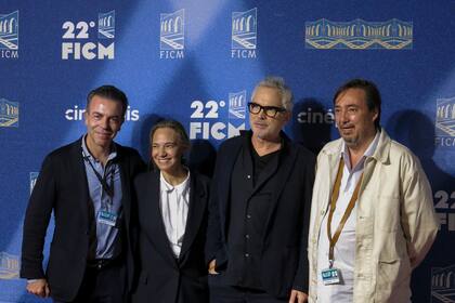 El director Alfonso Cuarón, segundo desde la derecha, posa en la alfombra roja de una proyección especial de la serie "Disclaimer" con el presidente del Festival Internacional de Cine de Morelia, Alejandro Ramírez, a la izquierda, la directora general Daniela Michel, segunda desde la izquierda, y el vicepresidente Cuauhtémoc Cárdenas Batel en el Festival Internacional de Cine de Morelia el jueves 24 de octubre de 2024, en Morelia, México. (Foto AP/Berenice Bautista)