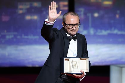 El director Andrey Zvyagintsev con el premio que ganó en Cannes este año; su película Minotauro compite por el Oscar internacional representando a Francia