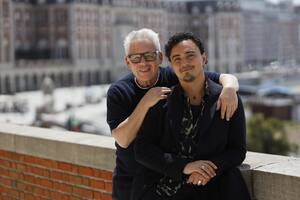 El director Bill Condon y Tonatiuh Elizarraraz, uno de los protagonistas de la película El beso de la mujer araña, en Mar del Plata