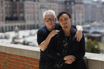 El director Bill Condon y Tonatiuh Elizarraraz, uno de los protagonistas de la película El beso de la mujer araña, en Mar del Plata
