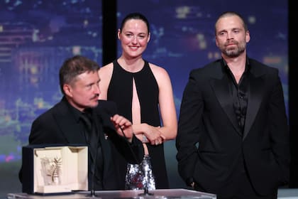 El director Cristian Mungiu y los actores Renate Reinsve y Sebastian Stan con la Palma de Oro que la película Fjörd obtuvo en el último Festival de Cannes