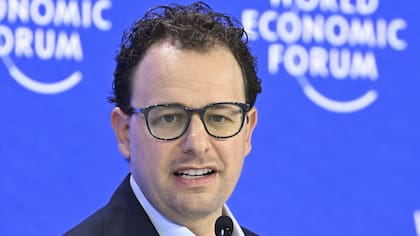 El director de Anthropic, Dario Amodei, admitió este fin de semana que la IA representa "graves" riesgos y pidió desacelerar su desarrollo y regularla.