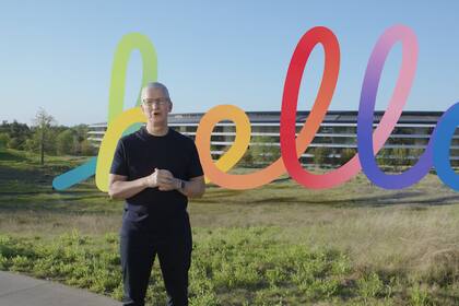El director de Apple, Tim Cook, albergó el evento pregrabado desde la sede de la empresa en Cupertino, California