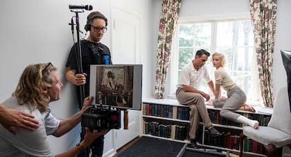 El director de Blonde Andrew Dominik y el director de boom, Ben Greaves, preparan la escena de Bobby Cannavale y Ana de Armas, como los esposos, El atleta y Marilyn Monroe