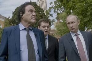 El director de cine estadounidense, Oliver Stone, junto al presidente ruso, Vladimir Putin