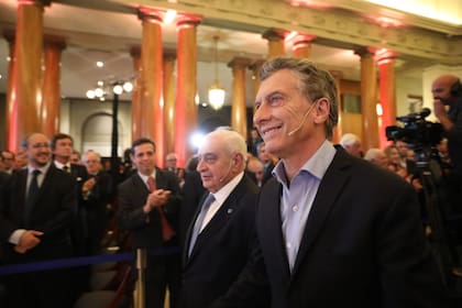 El director de la Bolsa de Buenos Aires, Adelmo Gabbi y el Presidente Mauricio Macri