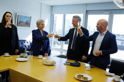 El director de LA NACION, Fernán Saguier, en el brindis con Amador Sánchez Rico, embajador de la delegación UE en Buenos Aires, y con Ilse Cougé, jefa de Cooperación de la UE en el país
