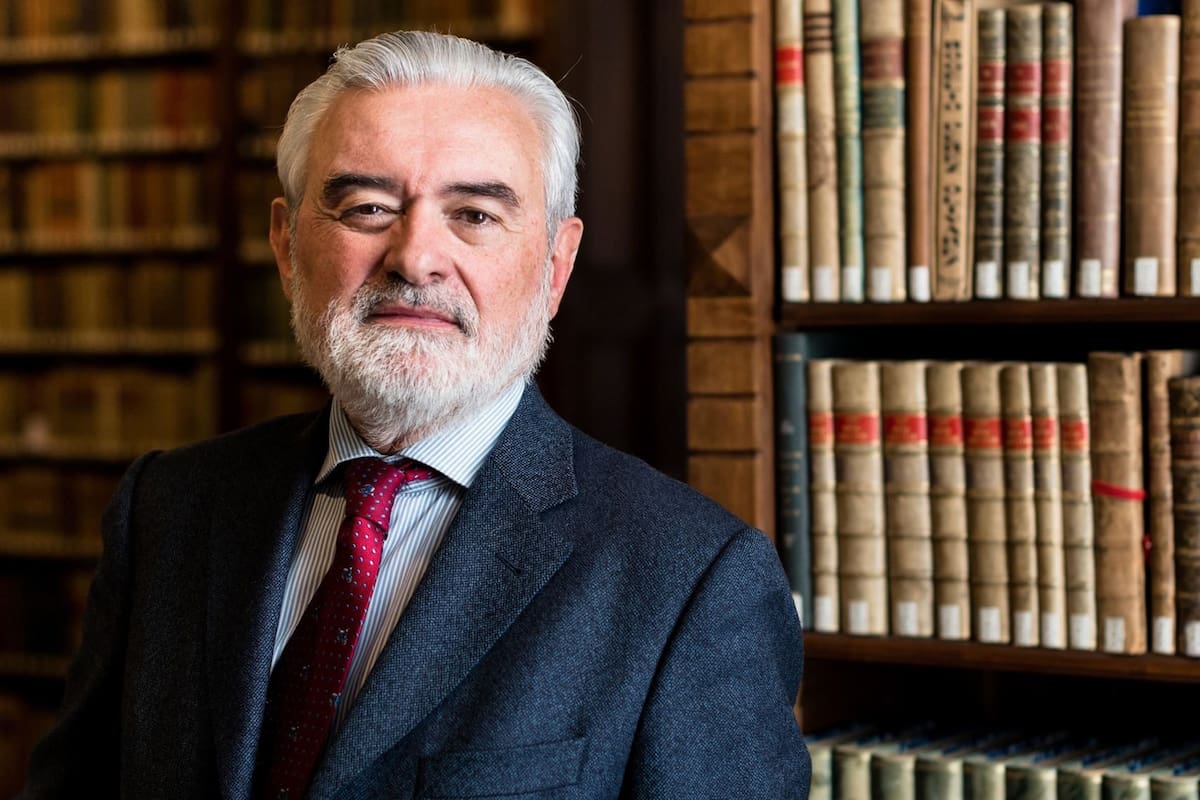 El director de la RAE reflexiona sobre la sugerencia del gobierno español de adaptar la Constitución a un lenguaje inclusivo