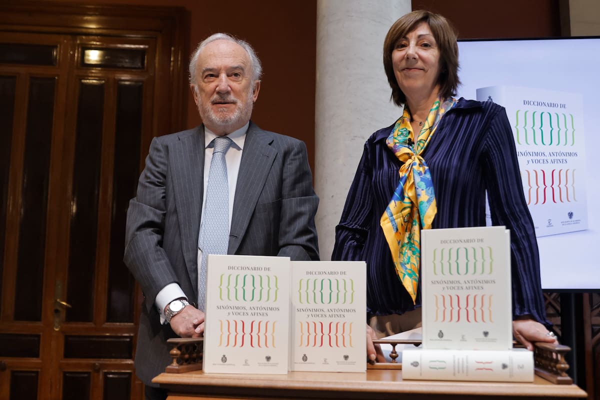 El director de la RAE, Santiago Muñoz Machado, y la responsable del Instituto de Lexicografía de esta institución, Elena Zamora presentaron ayer en Madrid el "Diccionario de sinónimos, antónimos y voces afines"