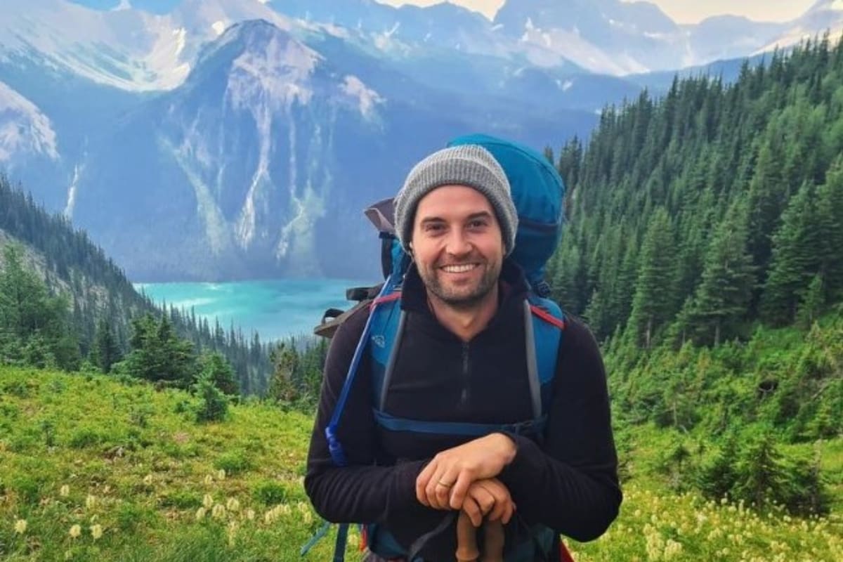 El director de orquesta y estratega de medios y comunicaciones vivía en una pequeña comunidad de Vancouver, en Canadá