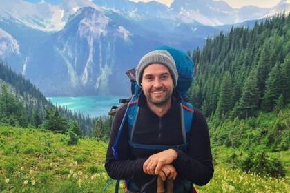 El director de orquesta y estratega de medios y comunicaciones vivía en una pequeña comunidad de Vancouver, en Canadá