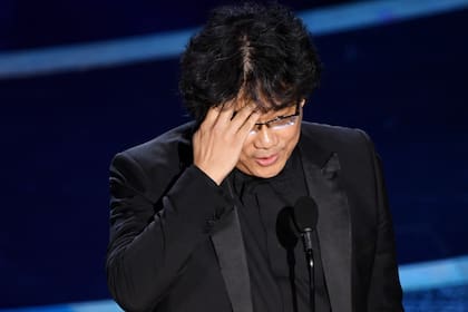 El director de Parasite se convirtió en meme por la emoción que demostró al recibir su primer Oscar de la noche