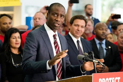 El director de salud pública de Florida, el doctor Joseph Ladapo, habla a simpatizantes y miembros de los medios antes de la firma de un proyecto de ley por parte del gobernador Ron DeSantis, el 18 de noviembre de 2021, en Brandon, Florida. (AP Foto/Chris O'Meara, Archivo)