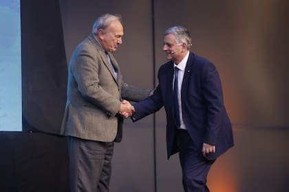 El director de SRA, Mario Gramisu, le da la bienvenida a Marín
