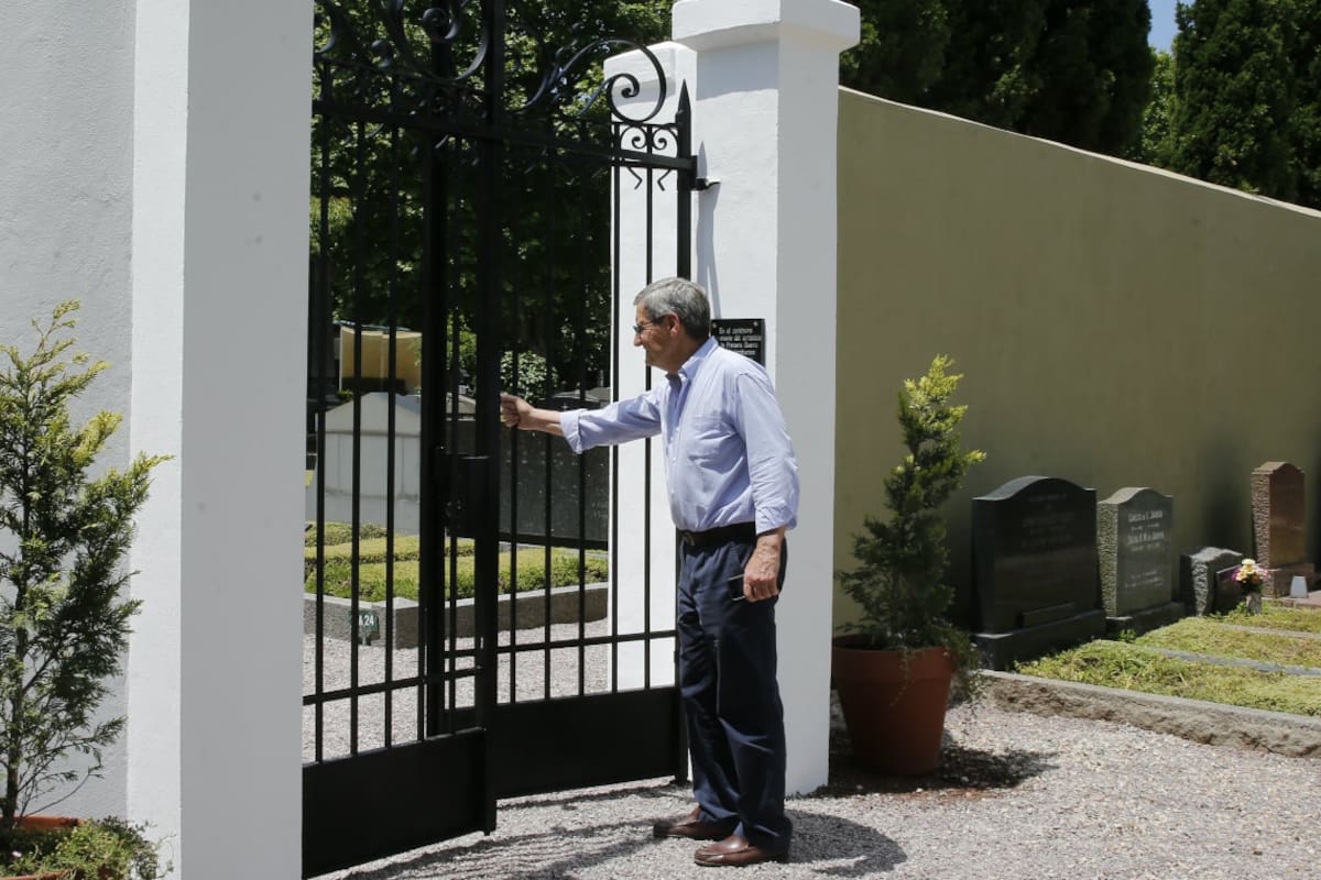 El director del Cementerio Británico, Andrew Gibson, frente al portón que comunica con el cementerio alemán