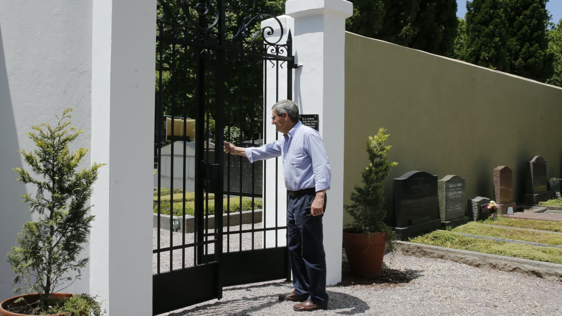 El director del Cementerio Británico, Andrew Gibson, frente al portón que comunica con el cementerio alemán