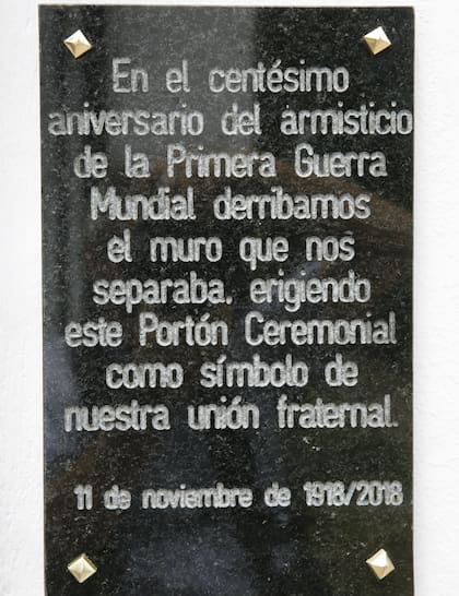 La placa que se puede ver sobre una de las columnas donde está el nuevo portón