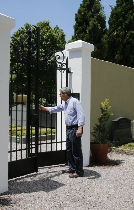 El director del Cementerio Británico, Andrew Gibson, frente al portón que comunica con el cementerio alemán