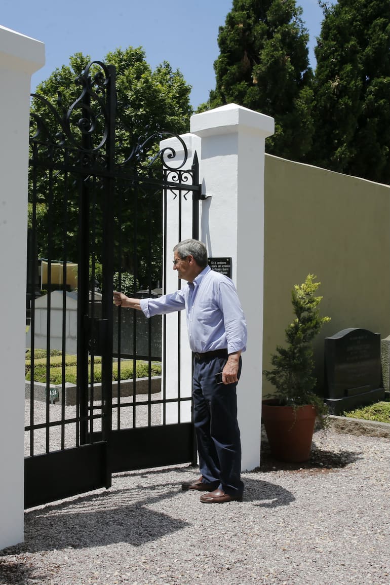 El director del Cementerio Británico, Andrew Gibson, frente al portón que comunica con el cementerio alemán