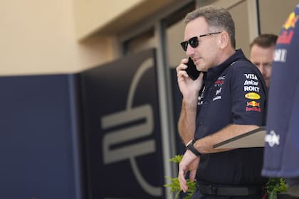 El director del equipo Red Bull, Christian Horner estuvo en la primera sesión de entrenamientos previos al Gran Premio de Bahrein en el Circuito Internacional de Bahrein en Sakhir. (AP Photo/Darko Bandic)